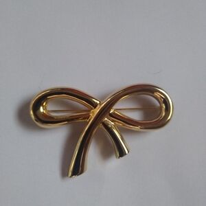 GOld tone bow brooch pin Unsigned Vintage Substantial